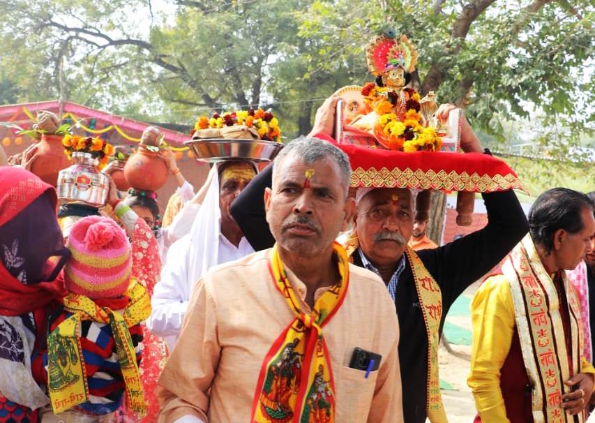 सादाबाद : नगला पदम में धूमधाम के साथ निकली कलश यात्रा, कलश यात्रा के साथ श्रीमद् भागवत कथा प्रारंभ