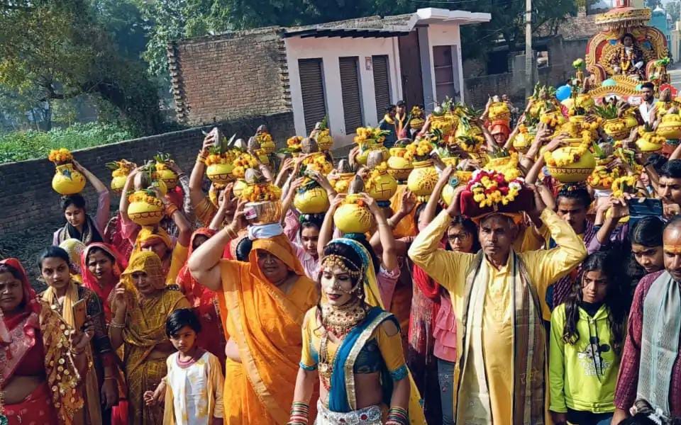 सादाबाद : कलश यात्रा के साथ श्रीमद्भागवत कथा का श्रीगणेश