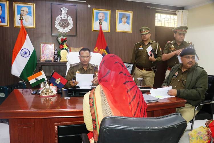 पुलिस कार्यालय में एसपी ने जनसुनवाई की, शिकायतों के निस्तारण के निर्देश दिये