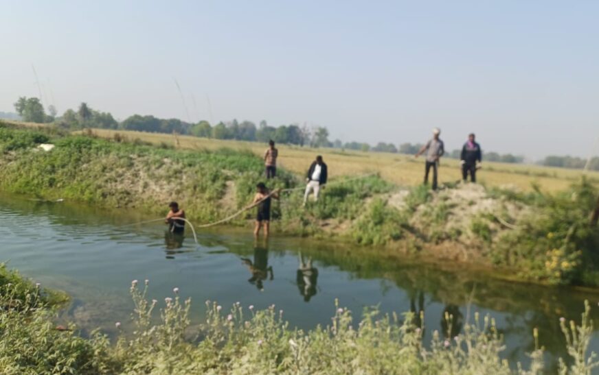 हसायन : ऊसर आवंटियो के द्वारा पोखर से निकले नाले के पानी को रोकने से किसान हुए परेशान