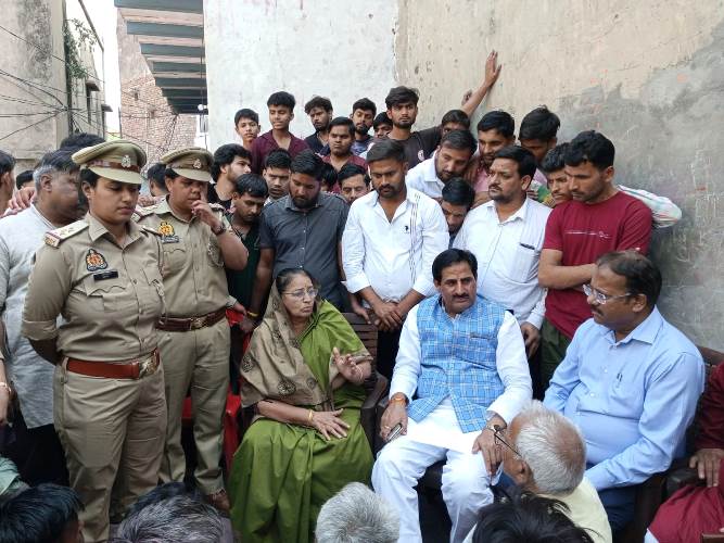 पीड़िता की परिवार से मिली राज्य महिला आयोग की सदस्या, परिजनों ने की आरोपी को फांसी दिलाए जाने की मांग, पहले भी दो बार इस तरह की हरकत करने का आरोप