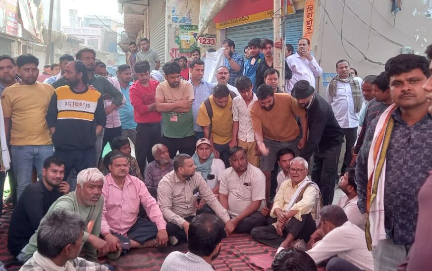 बिसावर में सात वर्षीय बच्ची के साथ दुष्कर्म के बाद तनावपूर्ण स्थिति, गांव में फोर्स तैनात, अफसरों ने डाला डेरा, आरोपी के खिलाफ प्रदर्शन, बाजार बंद