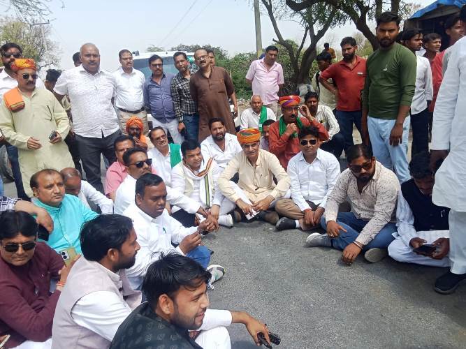 नेताओं को क्षत्रीय समाज की पंचायत में जाने से पुलिस ने रोका, अम्बेडकर मूर्ति तोड़ने के मामले में क्षत्रिय युवाओं पर दर्ज हुए थे मुकदमे