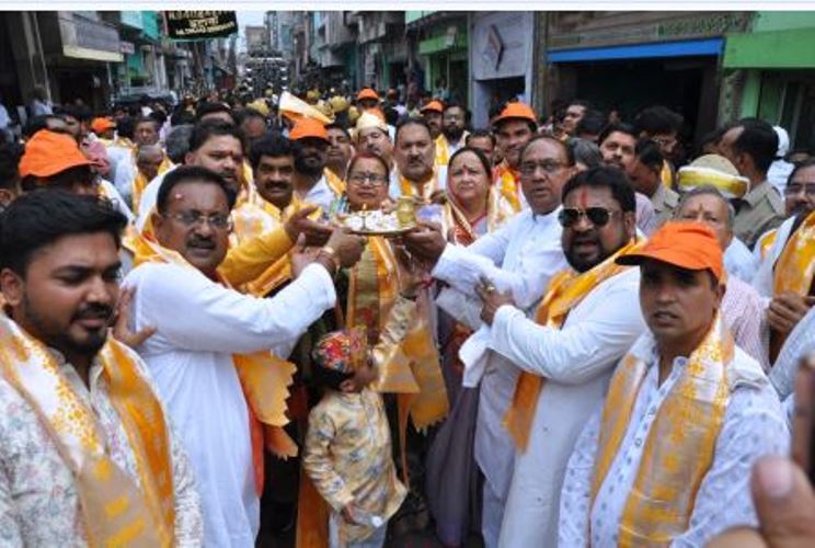हाथरस में भगवान महावीर जन्म कल्याणक महोत्सव पर धूमधाम के साथ निकली शोभायात्रा, स्वर्ण व रजत रथ पर सवार भगवान महावीर की जगह-जगह आरती उतारी, इटावा, चंदौसी से आए बैन्ड के भक्ति गीतों पर महिला पुरूषों ने किया नृत्य