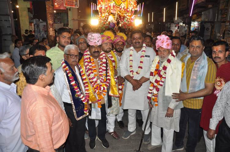 हाथरस में दूसरे दिन भी धूमधाम से निकली गणगौर शोभायात्रा, हुई पुष्पवर्षा, झांकियां रहीं आकर्षण का केंद्र