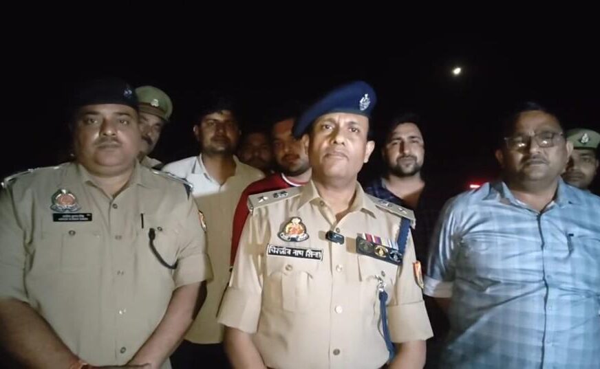 हाथरस में लाखों रुपए की लूट का आरोपी पुलिस से मुठभेड़ में घायल, बदमाश के  पैर में लगी गोली, दूसरा साथी भी गिरफ्तार, लूट के 70 हजार रुपए बरामद
