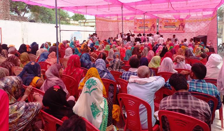 हसायन : महिला सशक्तीकरण दिवस पर हुआ आयोजन, लेकिन अव्यवस्थाओं से जूझीं ग्रामीण महिलाएं