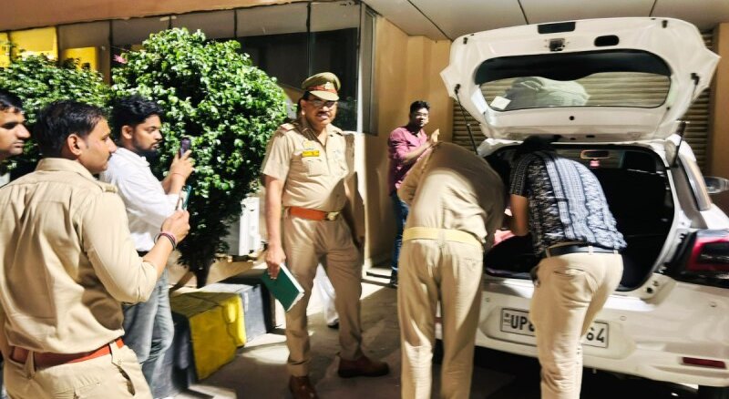 मथुरा यमुना एक्सप्रेस-वे पर 1.5 करोड़ रुपये और 450 ग्राम सोने के बिस्कुट बरामद, मंगानी पड़ी नोट गिनने की मशीन, चांदी व्यापारी से आयकर विभाग की पूछताछ