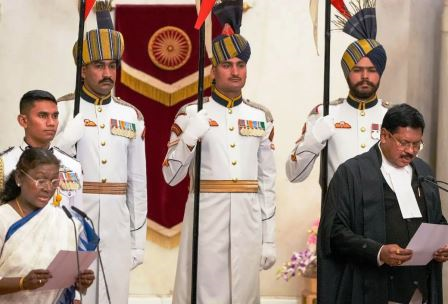 सुप्रीम कोर्ट के 52वें मुख्य न्यायाधीश बने जस्टिस बीआर गवई, राष्ट्रपति द्रौपदी मुर्मू ने दिलाई शपथ, शपथ के बाद मां के छुए पैर, PM मोदी से मिलाया हाथ
