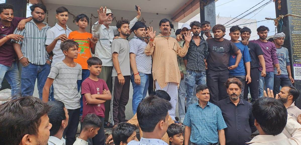 मुरसान में व्यापारियों ने बाजार बंद कर पाकिस्तान का पुतला किया दहन