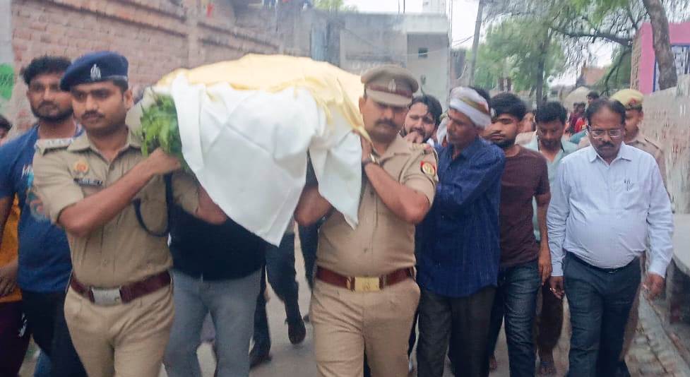 सड़क हादसे में मृत पुलिसकर्मी का हुआ अंतिम संस्कार, सीओ ने मृत पुलिसकर्मी के शव को कंधा दिया, अलीगढ़ के लोधा थाना क्षेत्र में हुआ था हादसा