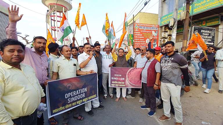 हाथरस में ऑपरेशन सिंदूर की सफलता का जश्न, बाइक रैली का हुआ आयोजन, तिरंगा लेकर सड़कों पर निकले देशभक्त