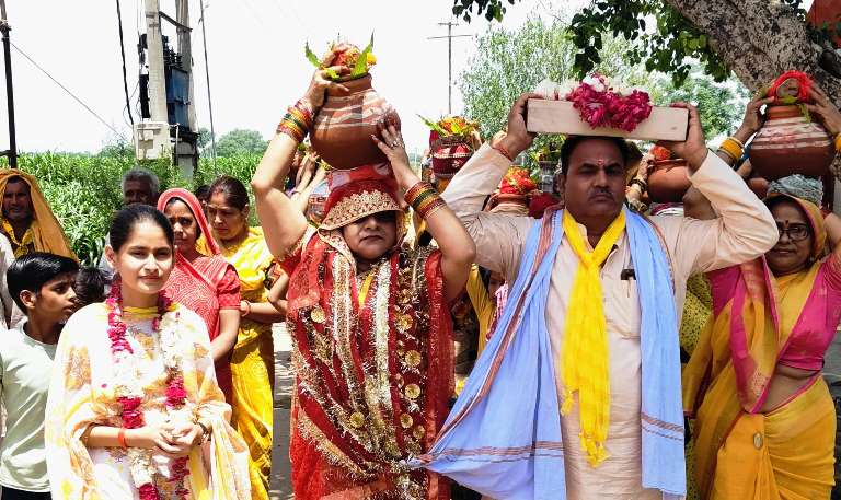 सासनी : जिरौली गांव में श्रीमद्भागवत कथा का शुभारंभ, पथवारी मंदिर से निकली भव्य कलश यात्रा