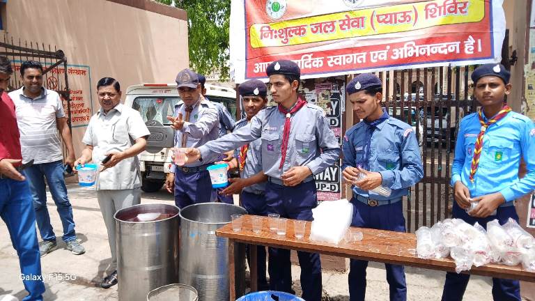 हाथरस में स्काउट-गाइड द्वारा शरबत सेवा शिविर का आयोजन, राहगीरों को राहत