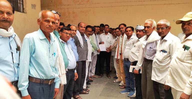 सासनी तहसील के अधिवक्ताओं ने रखी कलम बंद हड़ताल, बैनामा प्रक्रिया में फेरबदल का विरोध, राज्यपाल के नाम ज्ञापन सौंपा