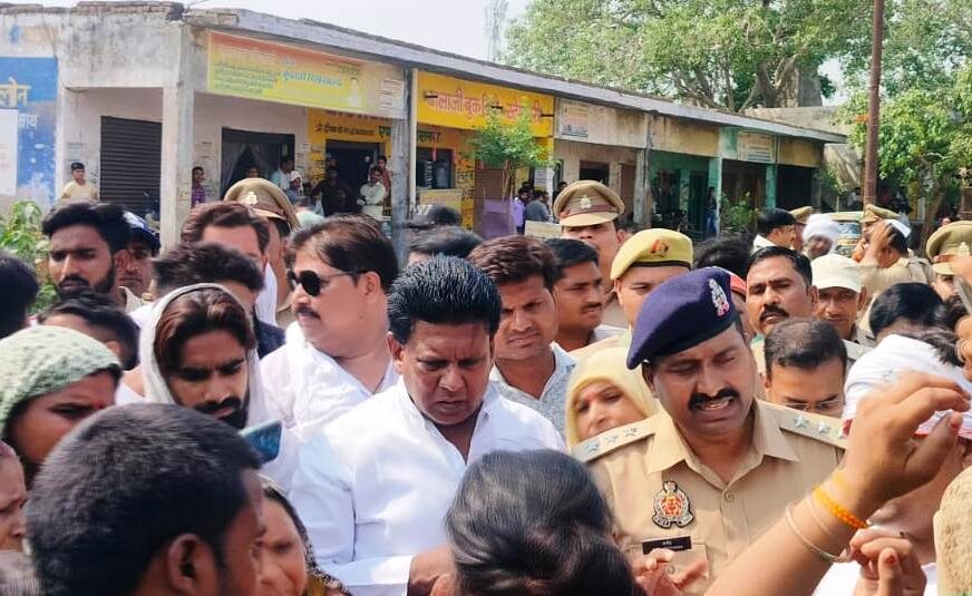 चलती बस से उतरने पर हुआ बड़ा हादसा, युवक के दोनों पैर कटे, ग्रामीणों ने सड़क पर लगाया जाम, बस ड्राइवर पर लापरवाही का आरोप