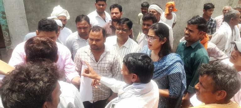 ग्राम पंचायत में विकास कार्यों में घोटाले की जांच के दौरान विवाद, ग्राम प्रधान समर्थकों ने किया विरोध, डीएम के निर्देश पर जांच करने पहुंची थी टीम