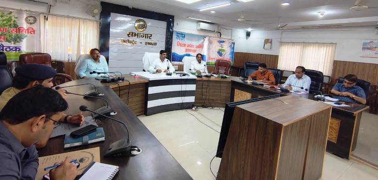 वर्षाकाल 2025 में होगा 21.44 लाख पौधों का रोपण, हाथरस में 15 जून तक गड्ढा खुदाई कार्य पूर्ण करने के निर्देश