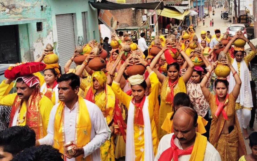 सिकंदराराऊ : श्रीमद् भागवत कथा के पहले दिन निकाली भव्य कलश यात्रा,