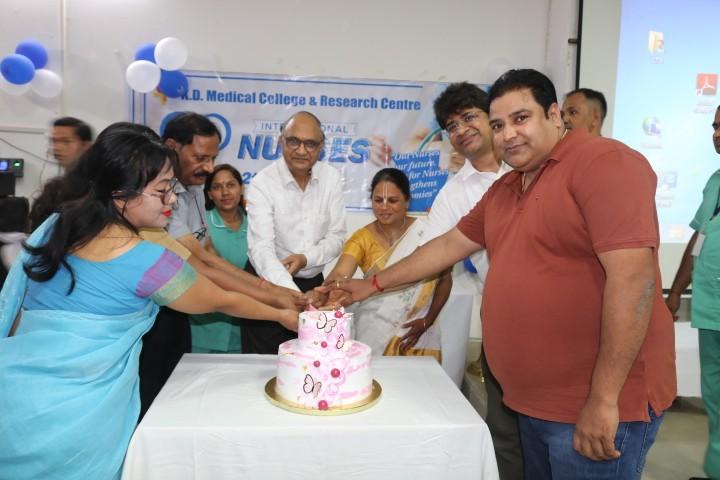 केक काटकर के.डी हॉस्पिटल में मनी फ्लोरेंस नाइटिंगेल की जयंती, मरीज को जीने की नई उम्मीद देती है नर्स : डॉ. आर. के अशोका