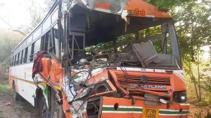 आगरा-हाथरस मार्ग पर दो रोडवेज बसों की आमने-सामने भिड़ंत, चालक की मौत, 18 यात्री घायल