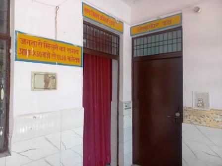 हसायन : विभागीय कार्यालय में एयरकंडीशनर एसी की ठंडक में पर्दा व गेट बंद कर बैठ कर आनंद ले रहे जिम्मेदार