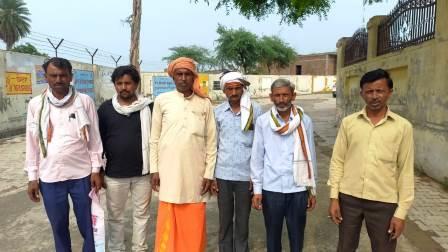 हसायन : किसान के खेत में जबरन जेसीबी से डाली गई मेड़, गुलाब की फसल सहित पेड़-पौधे नष्ट, पांच के खिलाफ तहरीर