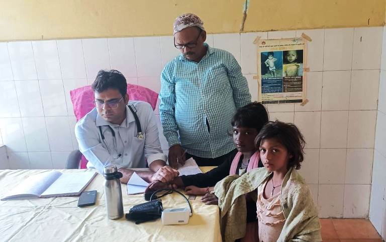 हसायन : श्रीनगर, पोरा और नगला वीर सहाय में आयुष्मान स्वास्थ्य मेले के तहत स्वास्थ्य शिविर आयोजित, दर्जनों मरीजों का हुआ परीक्षण