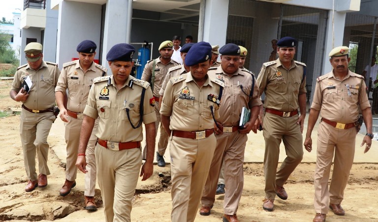 हाथरस में रिक्रूट आरक्षियों के प्रशिक्षण की तैयारियों का DIG ने लिया जायजा, बेहतर माहौल देने के निर्देश