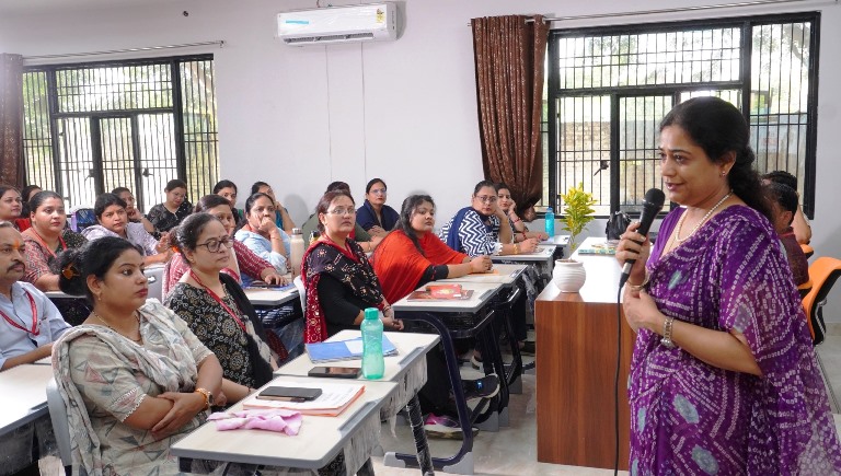 राजीव इंटरनेशनल स्कूल में मॉडर्न एज्यूकेटर पर हुई कार्यशाला, बिन्दु सहदेव ने कहा – शिक्षक आज्ञा देने की बजाय छात्र-छात्राओं के बनें सलाहकार