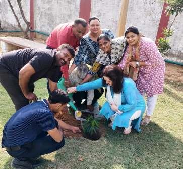 दिल्ली पब्लिक स्कूल में वृक्षारोपण समारोह का आयोजन हुआ