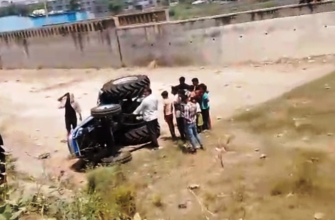 हाथरस में हुआ भीषण हादसा, नहर में ट्रैक्टर पलटने से दो ग्रामीणों की मौत, परिवारों में मचा कोहराम, नया ट्रैक्टर लेकर रिश्तेदारी में आया था मृतक