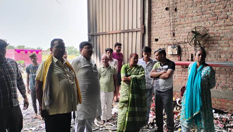 डिस्पोजल फैक्ट्री में आग लगने पर सदर विधायक ने हर संभव मदद का भरोसा दिया