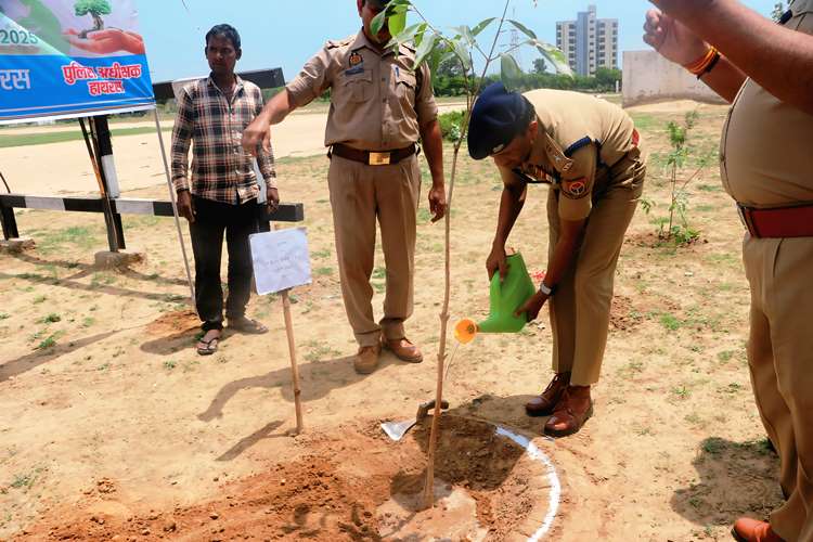 हाथरस पुलिस लाइन मे एसपी ने किया वृक्षारोपण, दिया पर्यावरण संरक्षण का संदेश