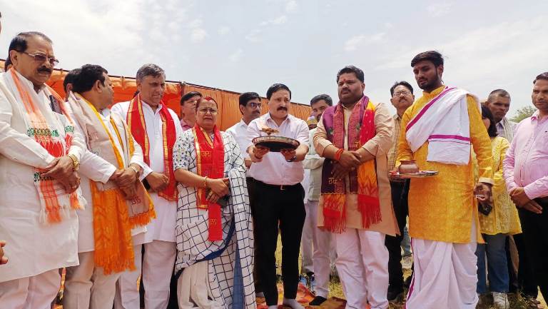 ‘एक पेड़ माँ के नाम’ अभियान के तहत जनप्रतिनिधियों ने किया पौधारोपण, दिया पर्यावरण संरक्षण का संदेश