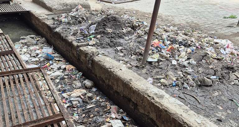 मानसून से पहले नालों में गंदगी बरकरार, जनता में बढ़ी नाराजगी, पूर्व जिला पंचायत सदस्य ने साफ़-सफाई कराने की अपील की