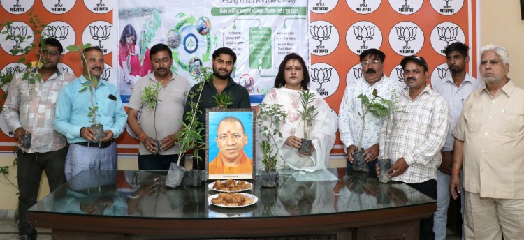पालिकाध्यक्ष ने मुख्यमंत्री योगी आदित्यनाथ का जन्मदिवस मनाया, पर्यावरण दिवस पर पौधों का वितरण भी किया