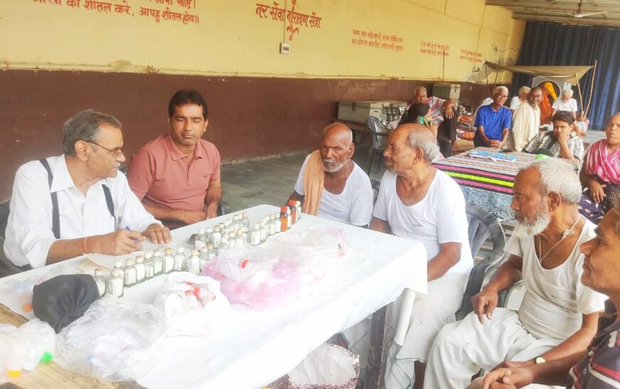 चिकित्सक ने वृद्धाश्रम में दवाइयों और फलों का वितरण किया