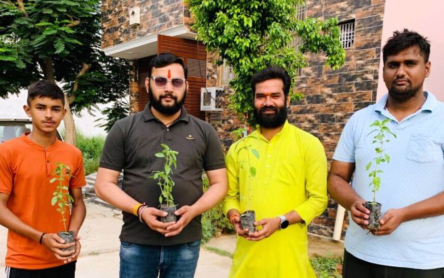 पर्यावरण दिवस पर विश्व हिंदू परिषद ने घर-घर जाकर पौधा किया वितरित, लोगों को किया जागरूक