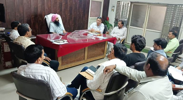 हाथरस में आयुष्मान कार्ड अभियान की समीक्षा हुई, धीमी प्रगति पर मुख्य चिकित्साधिकारी ने नाराजगी जताई