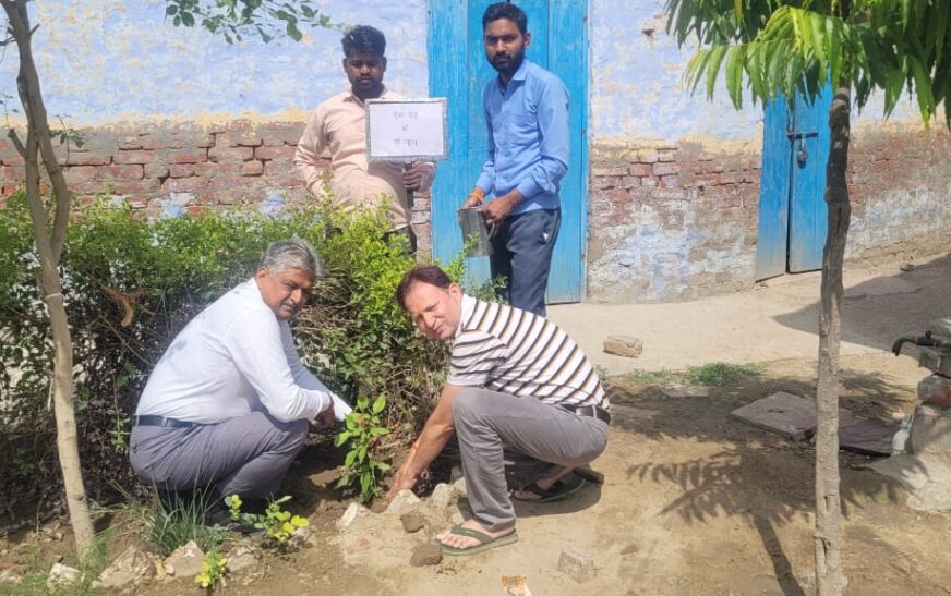 सासनी : विद्यालय प्रबंधक ने ‘एक वृक्ष माँ के नाम’ के तहत किया पौधारोपण