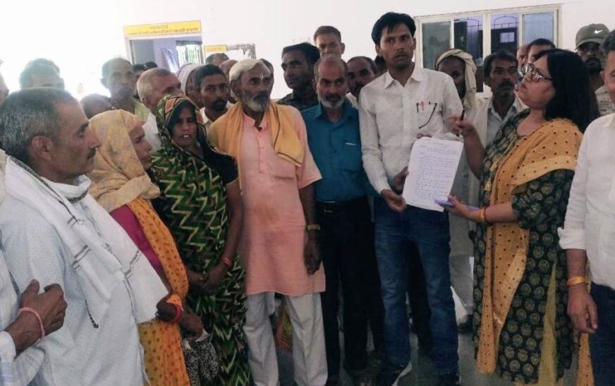चकबंदी कराने के लिये कलेक्ट्रेट पहुंचे किसान, ओसी कलेक्ट्रेट को डीएम के नाम ज्ञापन सौंपा