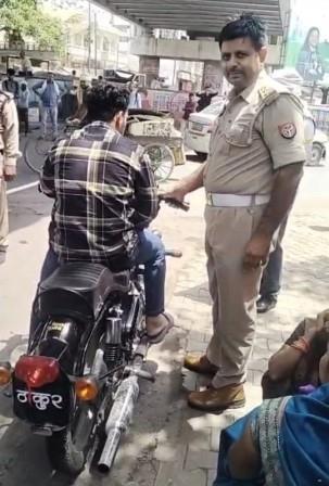 हाथरस में मॉडीफाइड साइलेंसर पर चला पुलिस का डंडा, एक बुलेट मोटरसाइकिल सीज