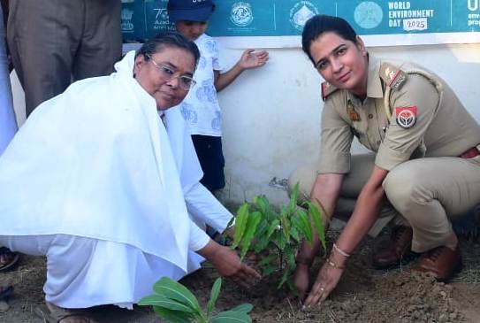 मुरसान : पौध रोपित कर पर्यावरण के बारे में दी जानकारी