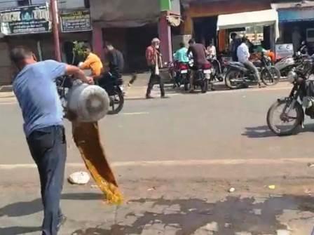 अतिक्रमण हटाने पर हुआ बवाल, दुकानदार ने सड़क पर फेंके छोले और मैंदा, कहा – मुझे परेशान कर रहें हैं, परिवार सहित खा लूंगा सल्फास