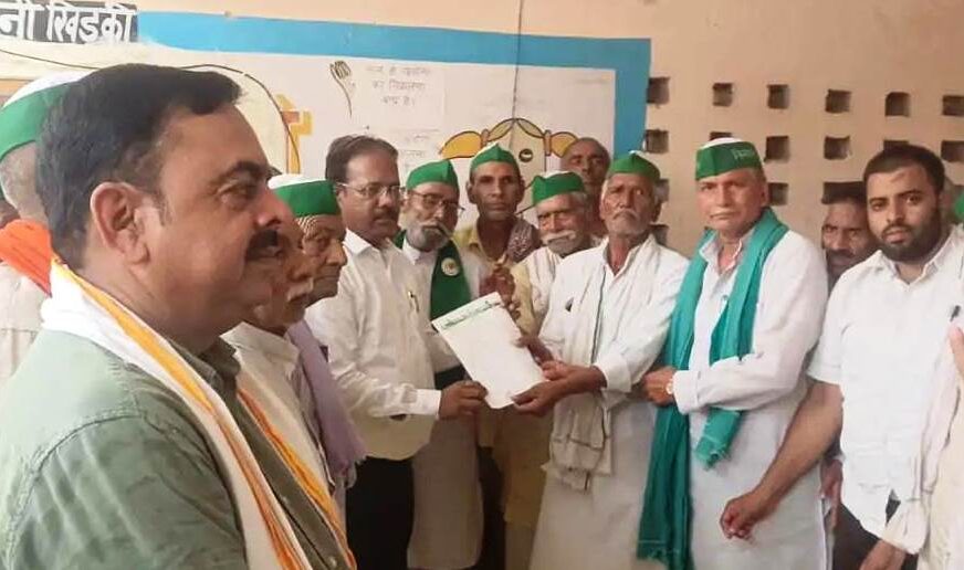 सादाबाद : किसी कीमत पर नहीं देंगे उपजाऊ भूमि, किसानों ने एसडीएम को सौंपा ज्ञापन