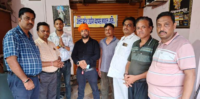 अहमदाबाद विमान हादसे के मृतकों को उत्तर प्रदेश उद्योग व्यापार मंडल ने दी श्रद्धांजलि