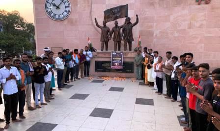 विमान दुर्घटना में मारे गए यात्रियों को विश्व हिंदू परिषद ने दी श्रद्धांजलि, शहीद स्मृति स्थल पर जलाए गए दीप