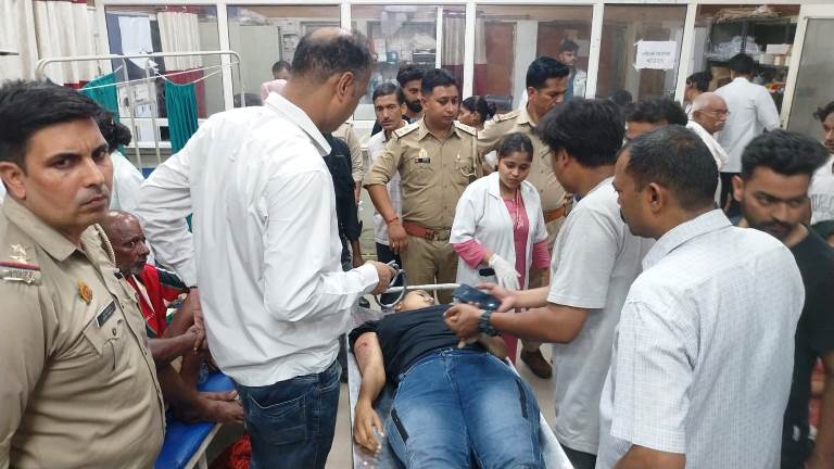 हाथरस में डीएम के वाहन चालक की बेटी की गोली मारकर हत्या, मां के साथ शॉपिंग से लौटते वक्त बाइक सवारों ने मारी गोली, पुलिस जांच में जुटी