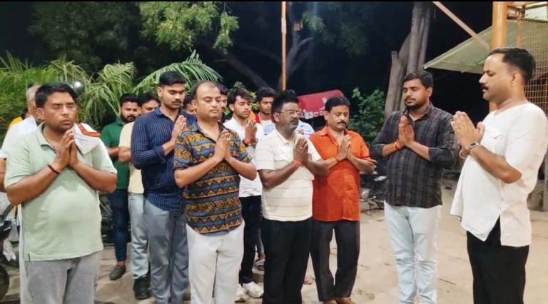 विमान हादसे में मारे गए 265 लोगों को श्रद्धांजलि, सिकंदराराऊ में विश्व हिंदू परिषद ने की शोक सभा का आयोजन